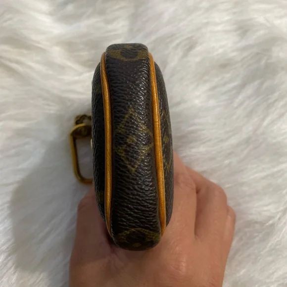 LV authentic Limited Key pouch in monogram - Picture 10 of 16